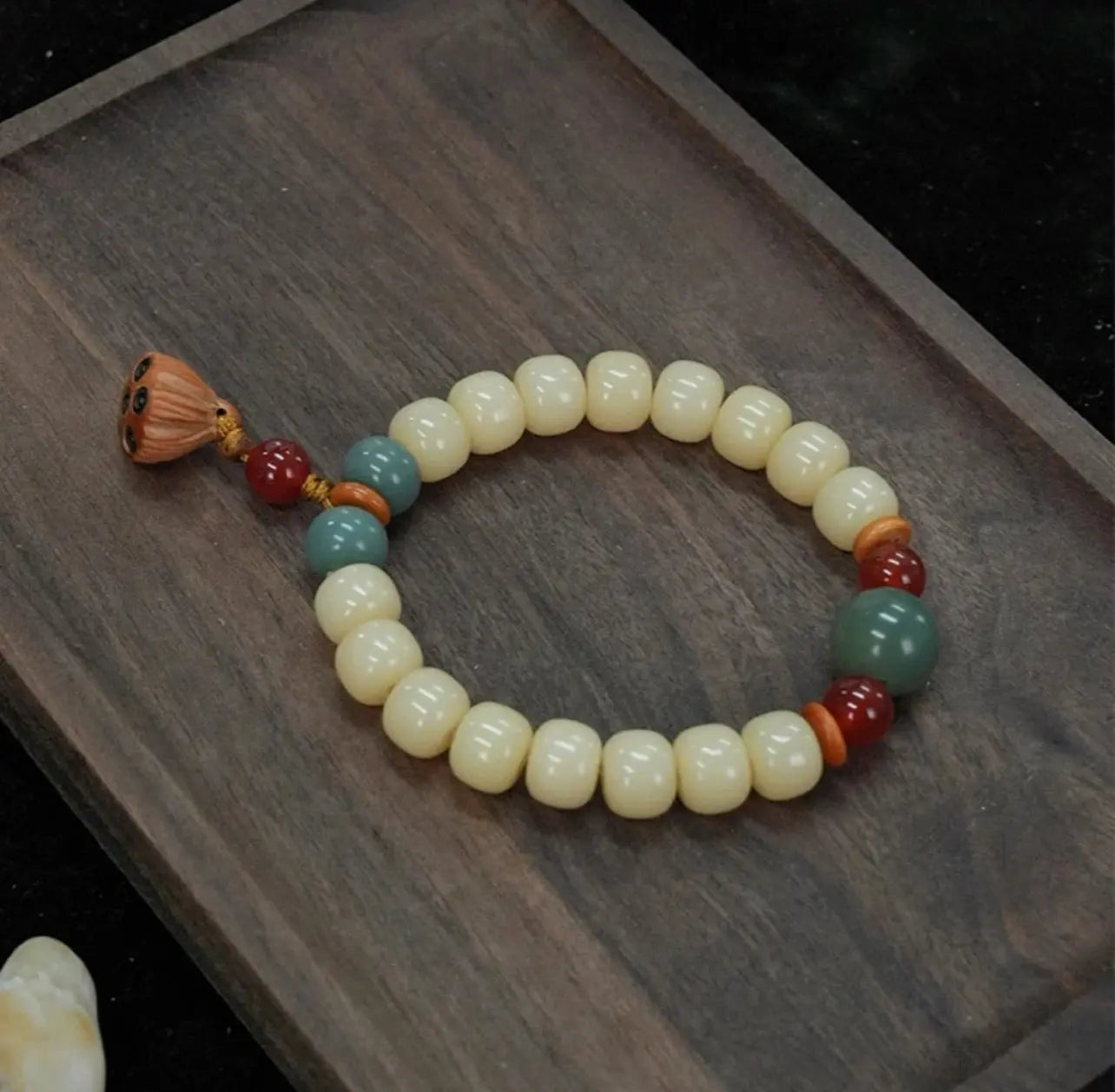 B08 – Bạch Ngọc Bồ Đề Tâm Liên – Vòng tay hạt bồ đề tự nhiên charm gỗ treo tâm sen  Bồ đề sao nguyệt